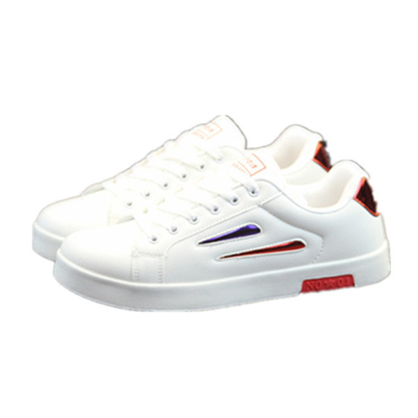 Fehér férfi tornacipő felirattal és emblémával