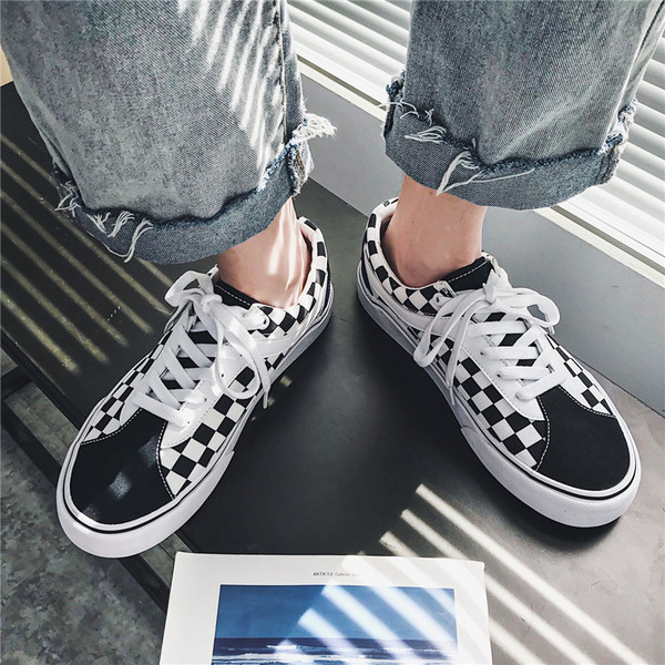 Női vászon tornacipő lapos talppal, fekete-fehér színben