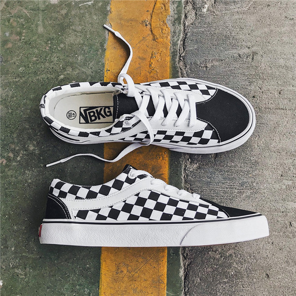 Női vászon tornacipő lapos talppal, fekete-fehér színben