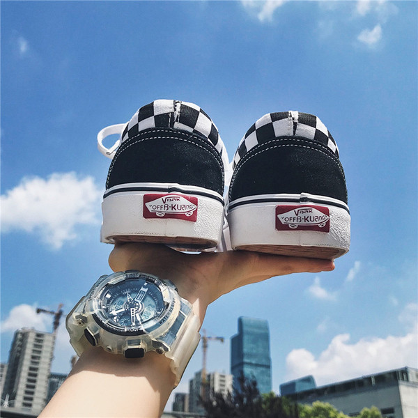 Női vászon tornacipő lapos talppal, fekete-fehér színben