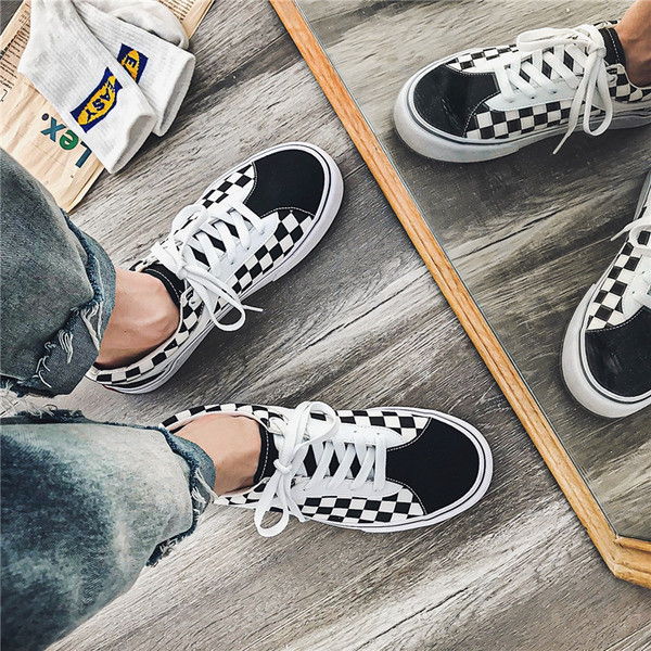 Női vászon tornacipő lapos talppal, fekete-fehér színben