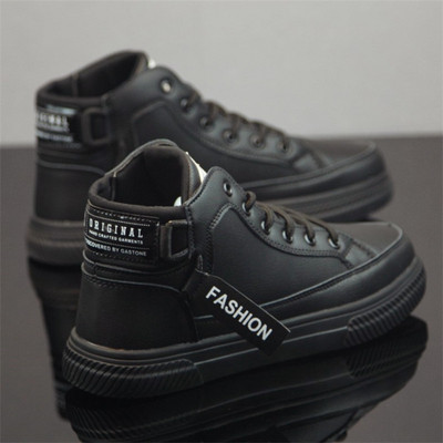 Férfi tornacipők új modellje magas talppal és feliratokkal