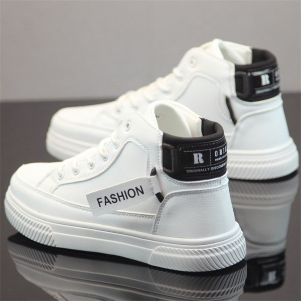 Férfi tornacipők új modellje magas talppal és feliratokkal