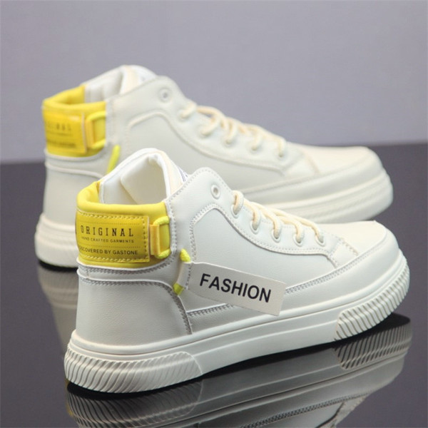 Férfi tornacipők új modellje magas talppal és feliratokkal