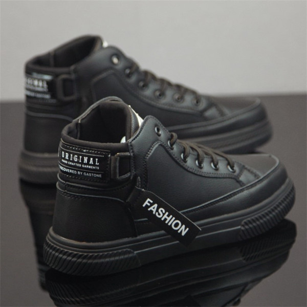 Férfi tornacipők új modellje magas talppal és feliratokkal