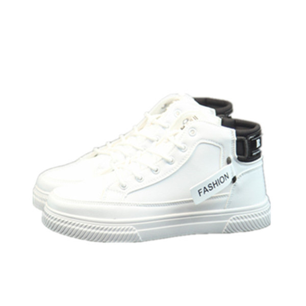 Férfi tornacipők új modellje magas talppal és feliratokkal