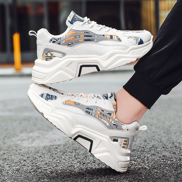 Aktuális férfi tornacipő színes mintával, magas talppal