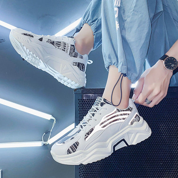 Aktuális férfi tornacipő színes mintával, magas talppal