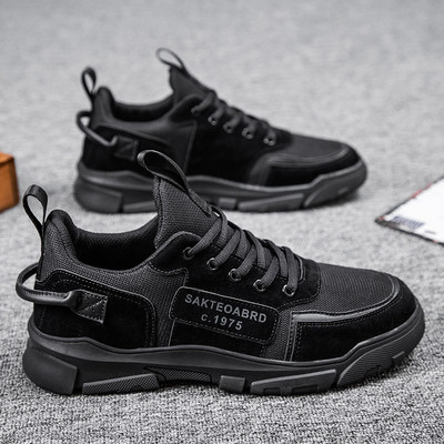 Moderne muške tenisice s grubim potplatom i natpisom