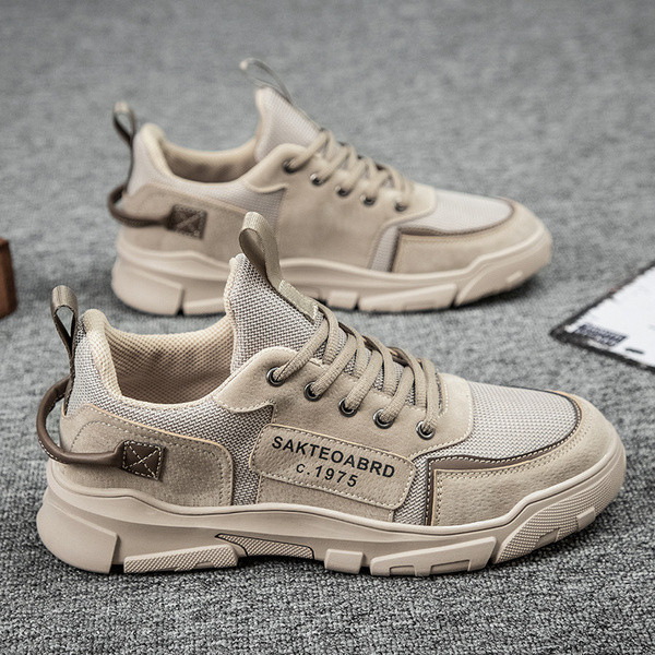 Moderne muške tenisice s grubim potplatom i natpisom