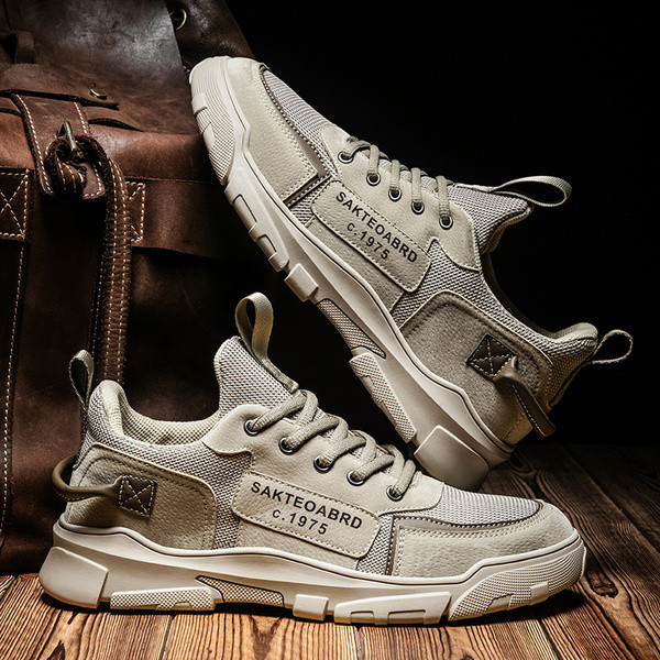 Moderne muške tenisice s grubim potplatom i natpisom