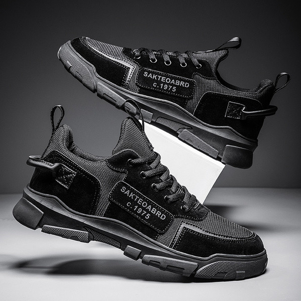 Moderne muške tenisice s grubim potplatom i natpisom