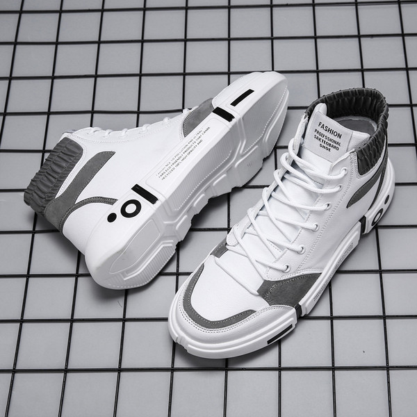 Magas férfi tornacipő lapos talppal és fűzővel