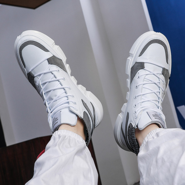 Magas férfi tornacipő lapos talppal és fűzővel