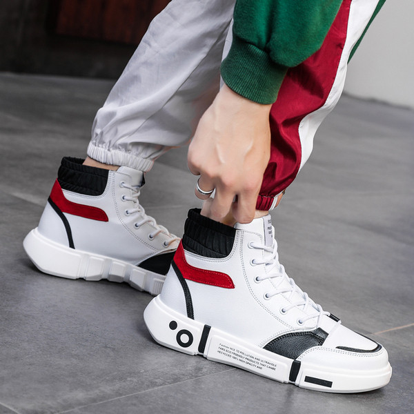 Magas férfi tornacipő lapos talppal és fűzővel