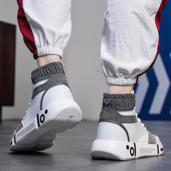 Magas férfi tornacipő lapos talppal és fűzővel