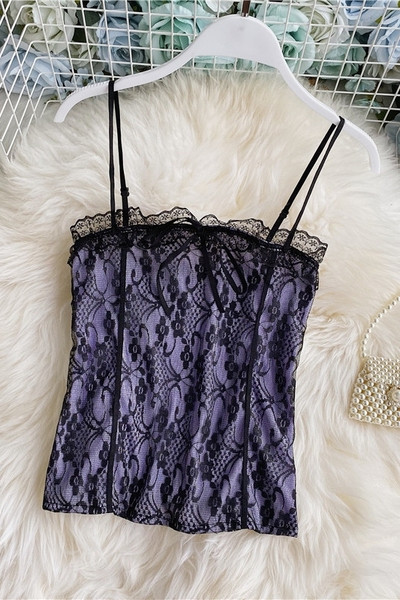 Modern női akasztófelső csipkével és nyakkendővel