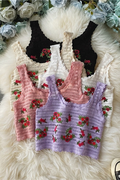 Rövid női felső ovális nyakkivágással és hímzéssel