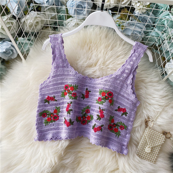 Rövid női felső ovális nyakkivágással és hímzéssel