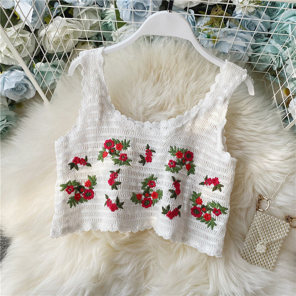 Rövid női felső ovális nyakkivágással és hímzéssel