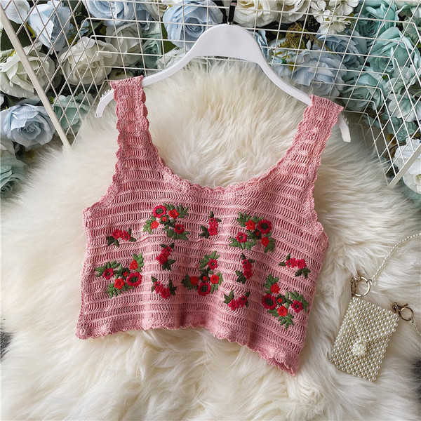 Rövid női felső ovális nyakkivágással és hímzéssel