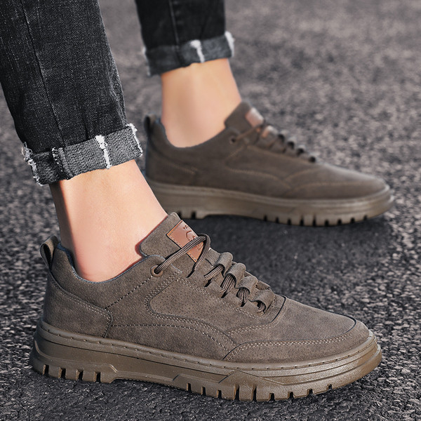 Moodsad paelte ja paksu tallaga meeste tossud