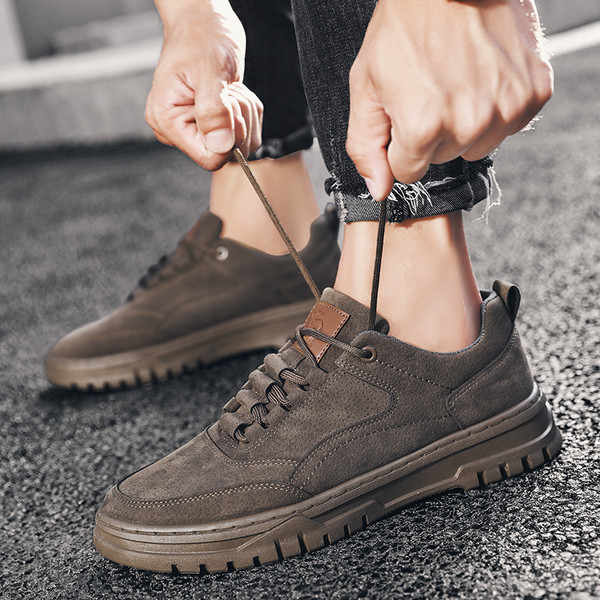 Moodsad paelte ja paksu tallaga meeste tossud