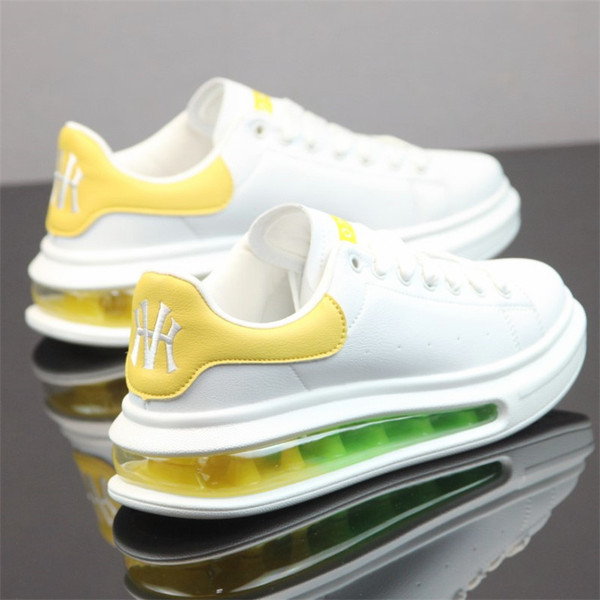 Moodsad õhukambri ja paeltega meeste tossud