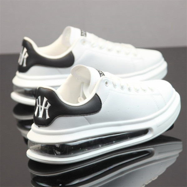 Moodsad õhukambri ja paeltega meeste tossud