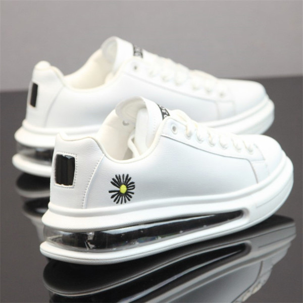 Uus mudel õhukambri ja tikandiga meeste tossud