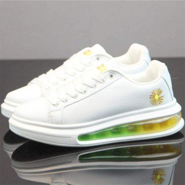 Uus mudel õhukambri ja tikandiga meeste tossud