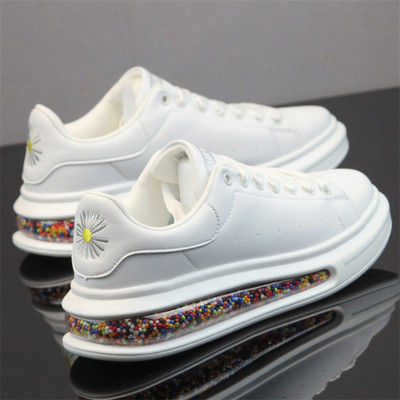 Új férfi tornacipő modell hímzéssel és légkamrával