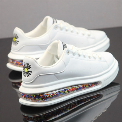 Új férfi tornacipő modell hímzéssel és légkamrával