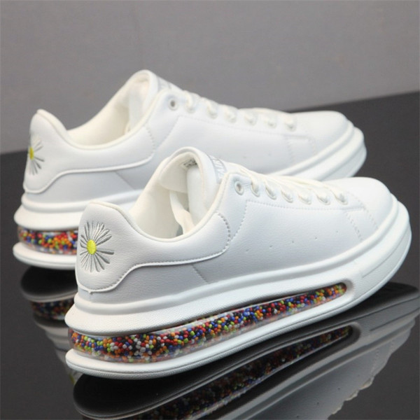 Új férfi tornacipő modell hímzéssel és légkamrával