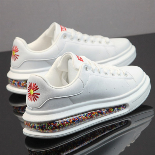 Új férfi tornacipő modell hímzéssel és légkamrával