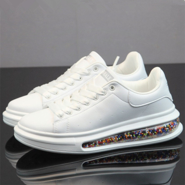 Új férfi tornacipő modell hímzéssel és légkamrával