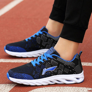 Légáteresztő anyagból készült férfi sportcipő