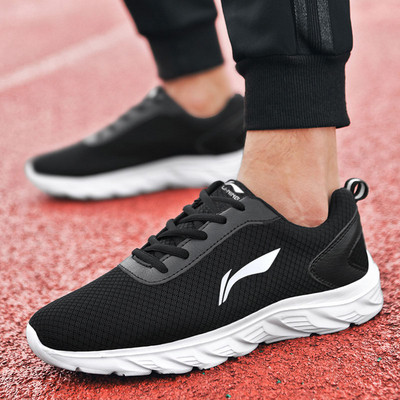 Légáteresztő anyagból készült férfi sportcipő