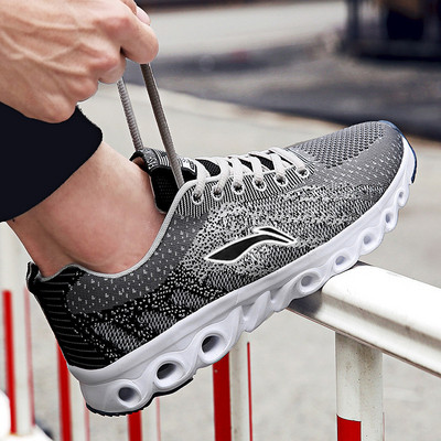 Légáteresztő anyagból készült férfi sportcipő