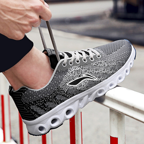 Légáteresztő anyagból készült férfi sportcipő