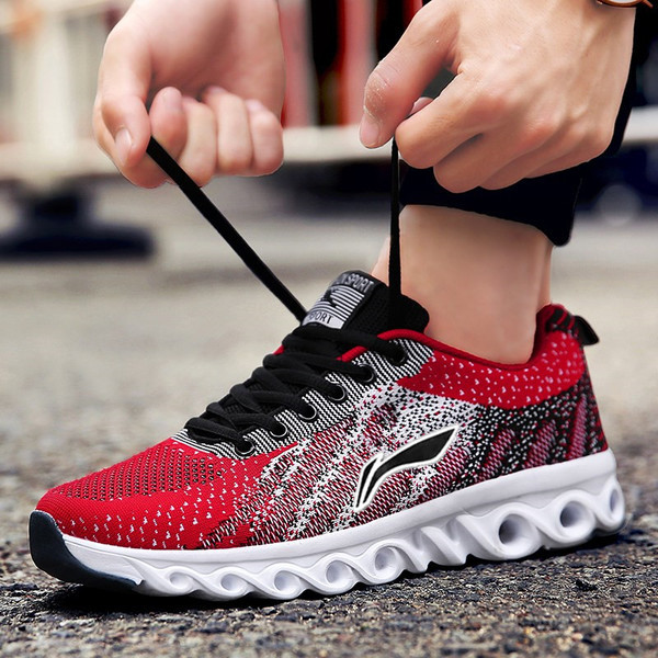 Légáteresztő anyagból készült férfi sportcipő