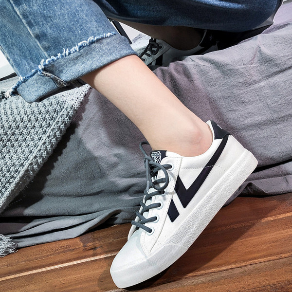 Lapos talpú férfi tornacipő új modellje