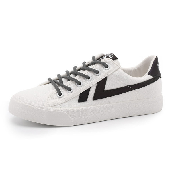 Lapos talpú férfi tornacipő új modellje