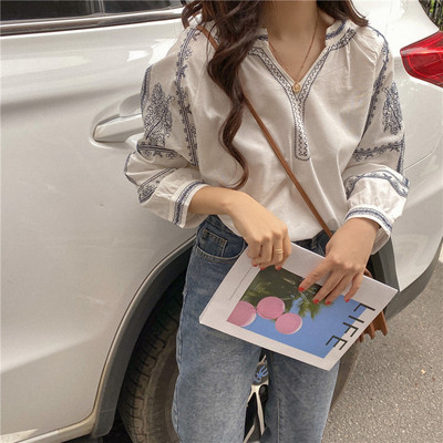 Modern női ing hímzéssel és spitz nyakkivágással