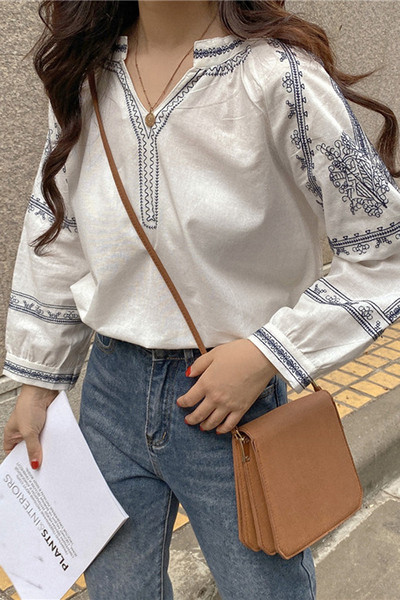 Modern női ing hímzéssel és spitz nyakkivágással