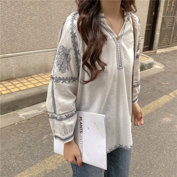 Modern női ing hímzéssel és spitz nyakkivágással