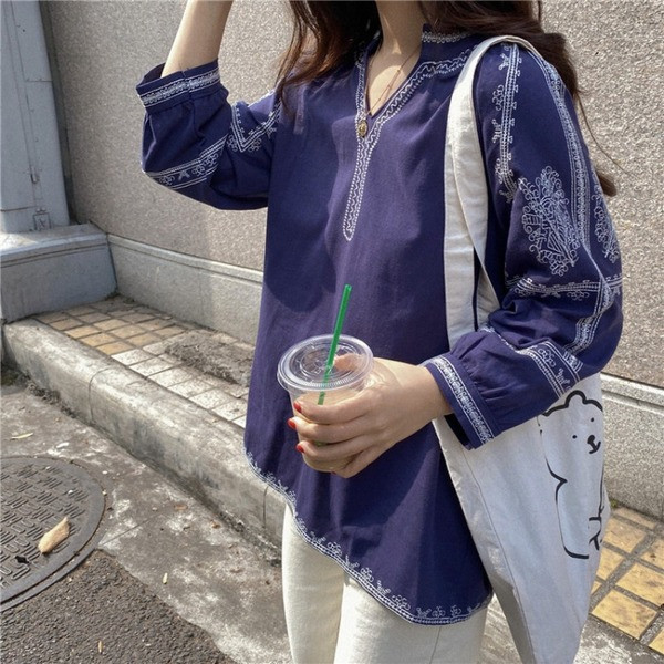 Modern női ing hímzéssel és spitz nyakkivágással