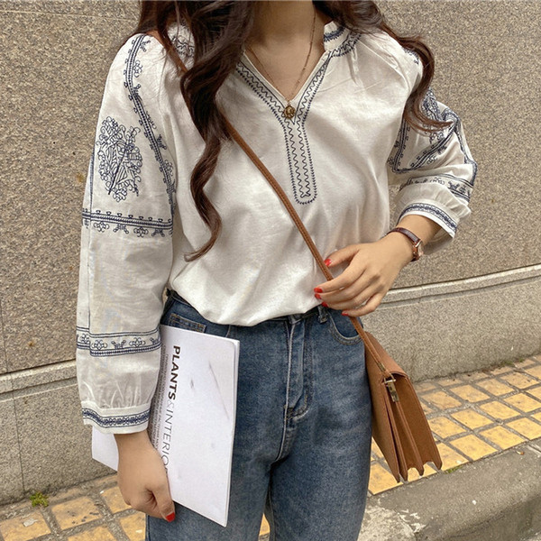 Modern női ing hímzéssel és spitz nyakkivágással