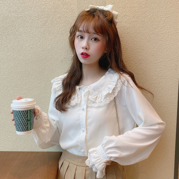 Praegune naiste särk ovaalse dekoltee ja konnaga