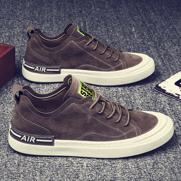 Férfi alkalmi tornacipő nyakkendővel és feliratokkal